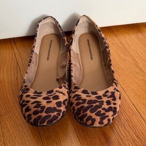 Amazon Essentials Women's Brown Leopard Flats